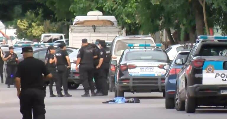 Violento asalto en Rosario: balean a un policía y para escapar robaron una patrulla