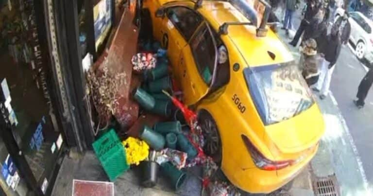 Impactante accidente en Nueva York: dos mujeres fueron embestidas por un taxi que terminó incrustado en un local