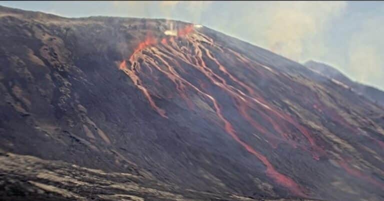 Entró en erupción un volcán y está arrojando lava al océano
