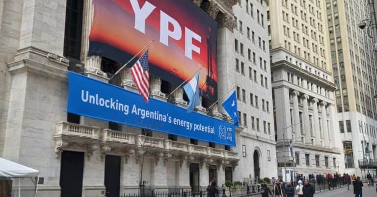 Salta el dólar y el riesgo país, pero las acciones festejan por la suba del petróleo