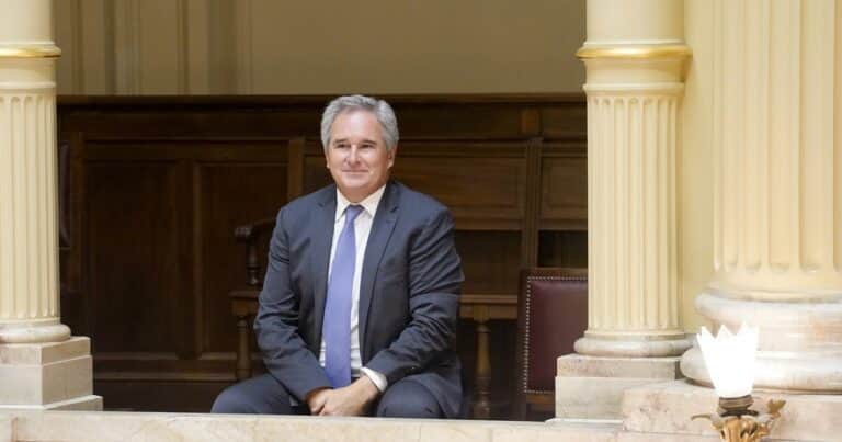El incómodo chiste en vivo al canciller Quirno por las licencias médicas de la reforma laboral: «¿Le van a bajar el sueldo 50%?»