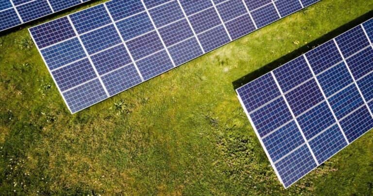 Puso placas solares en su balcón para bajar la factura de luz y la Justicia le ordenó quitarlos