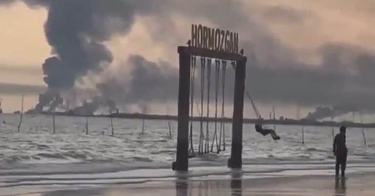 El video de una niña iraní jugando en un columpio con la guerra de fondo