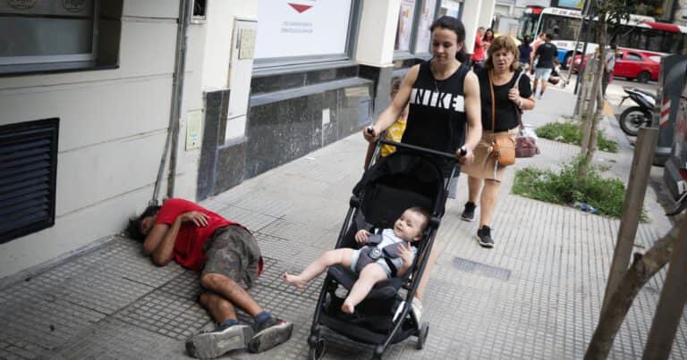 La pobreza bajó a 28,2% en el final de 2025 y marcó el menor nivel en siete años