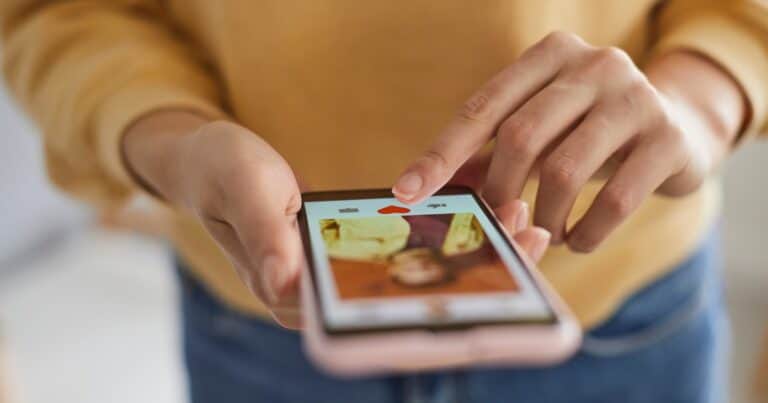 Científicos analizaron más de 1.000 perfiles reales de Tinder y descubren los 9 patrones que se repiten en las fotos de perfil