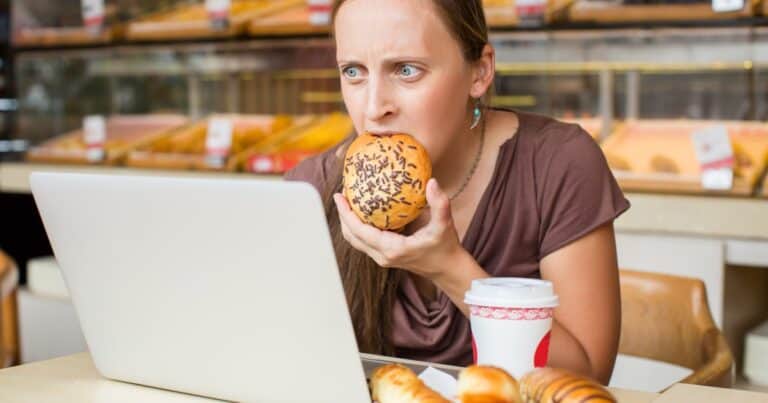 Qué hacer al día siguiente de comer mucha azúcar: el peor error es saltarse comidas para compensar; hay que desayunar proteínas y fibra