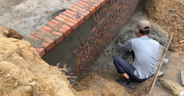 Chau a la factura de luz: construyó su propia central hidroeléctrica con ladrillos y ahora genera energía gratis de 220V