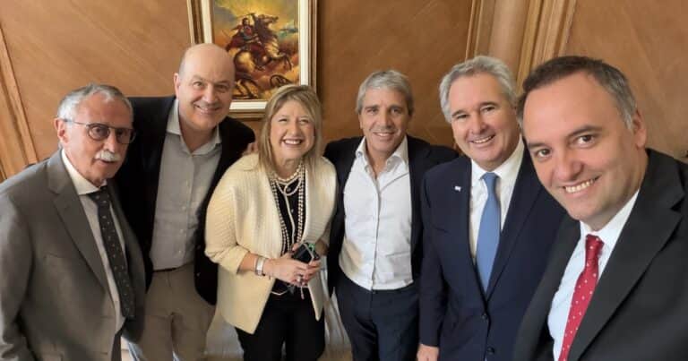 En señal de apoyo, cinco ministros acompañaron a Manuel Adorni en su conferencia de prensa: «Gran equipo, contra todo»