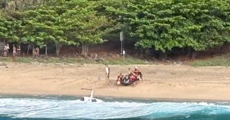 Se estrelló un helicóptero turístico en una playa remota de Hawaii: hay tres muertos