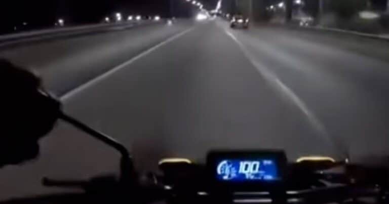 Rápidos y furiosos: motochorros le roban a un motociclista cuando iba a 100 kilómetros por hora y todo fue filmado