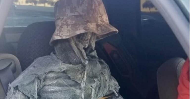 Un conductor viajaba con un esqueleto de plástico para usar el carril preferencial
