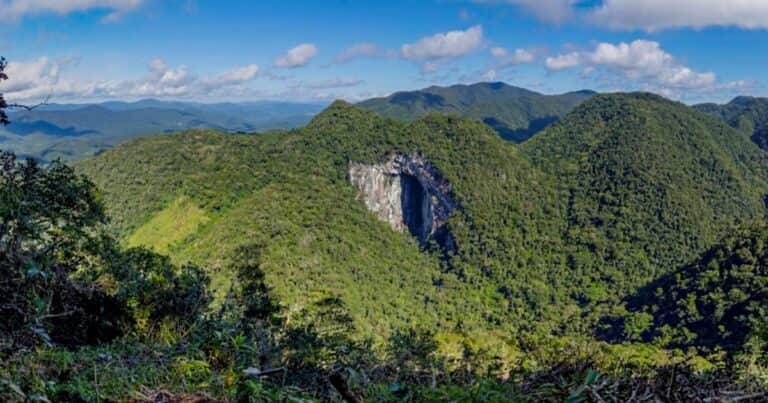 Es la cueva más grande y misteriosa del mundo y ahora consiguieron medir su entrada