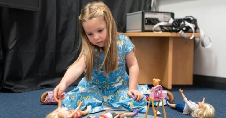 Jugar con muñecas Barbie ayuda al desarrollo de habilidades sociales en niños y niñas, según un estudio