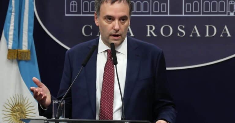 El detrás de escena de la conferencia de Manuel Adorni: risas, omisiones, enojos y el consejo de Santiago Caputo