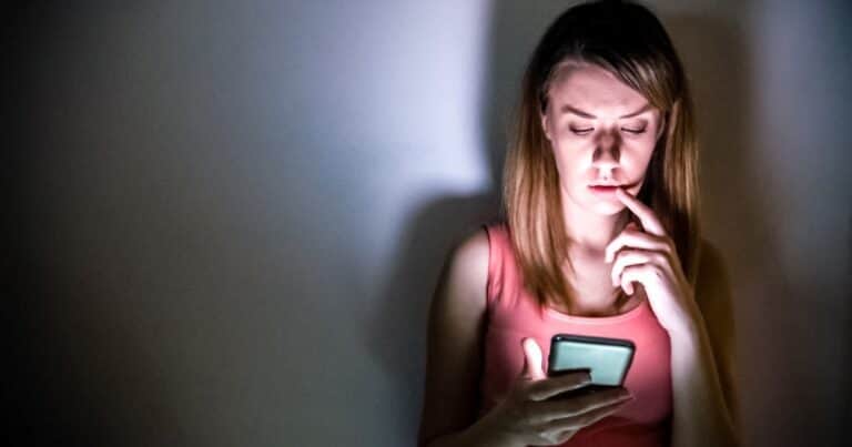 Apps espía en el celular: crecen los casos de vigilancia dentro de las parejas