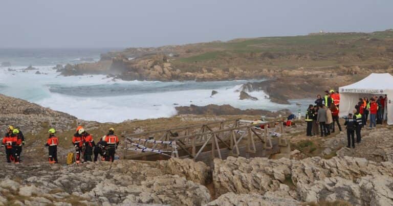 Cinco turistas muertos y un desaparecido al hundirse una pasarela en una playa al norte de España