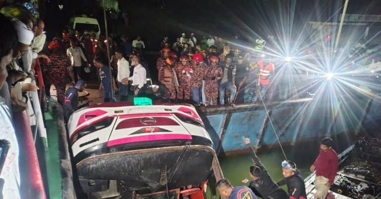 Trágico accidente en Bangladesh: al menos 26 muertos por la caída de un colectivo al río