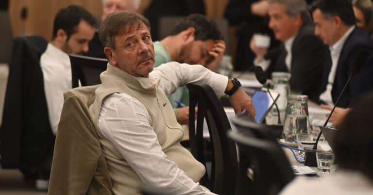 «Adorni debería dar un paso al costado»: el diputado Zago dijo que su situación es un bochorno y lo cuestionó por «tomar las mismas costumbres que criticó»