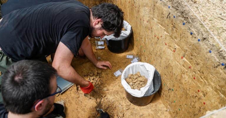 Hallazgo en una mina de sílex en República Checa: hace 6.000 años enterraron a dos posibles hermanas con un bebé y un perro