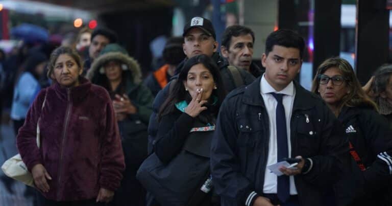 Las paritarias perdieron contra la inflación: los sueldos de los empleados de convenio cayeron 6% en un año