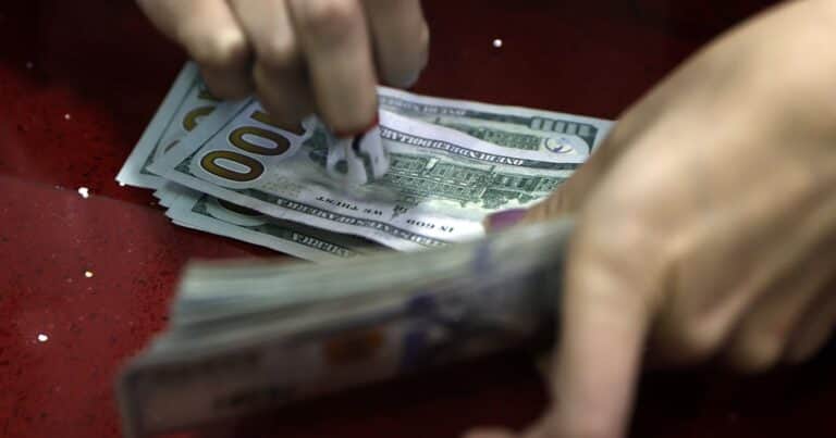 Nueva multa a una casa cambio: creen que el «rulo» con el dólar en el gobierno de Alberto puede llegar a US$ 1.500 millones