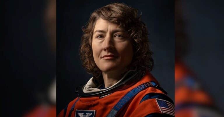 El emotivo reencuentro de la astronauta Christina Koch con su perra tras regresar de la Luna