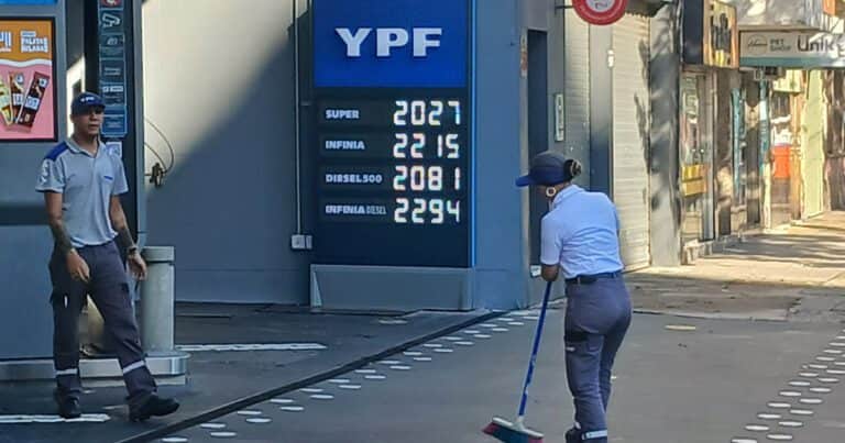 Tope al aumento de nafta y el gasoil: cómo es el acuerdo de las petroleras y las razones del anuncio de YPF