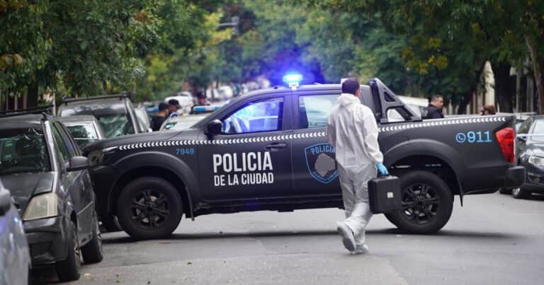 Tiroteo en Almagro: una policía disparó arriba de un auto de aplicación y hay cuatro heridos