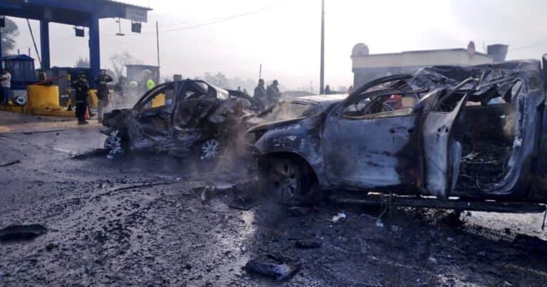 Brutal accidente en Colombia: un camión lechero chocó a varios autos en un peaje y hay cinco muertos