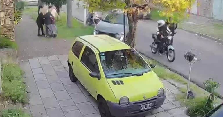 «Bajala o te la mato»: el grito de motochorros que asaltaron a una familia y obligaron a sacar del auto a una mujer en silla de ruedas