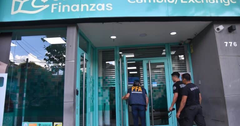 Maniobras con el dólar: el BCRA multó por $18.000 millones a la financiera ligada a «Chiqui» Tapia y le quitó el permiso para operar