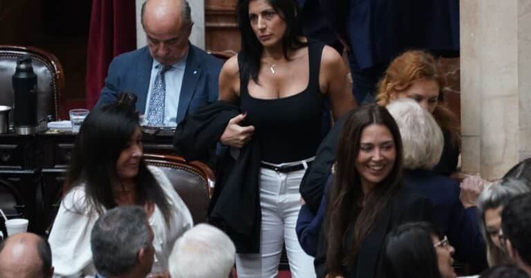 Juliana Santillán le echó la culpa a su CM de redes sociales por el escándalo de «Checoslovaquia»