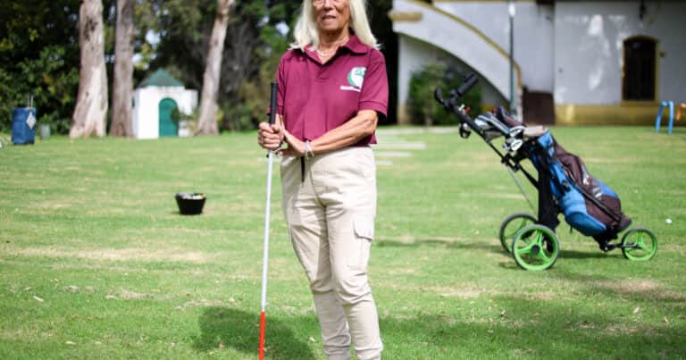 Es ciega, juega al golf y participó en un torneo nacional: “Me guio por el sonido del golpe”