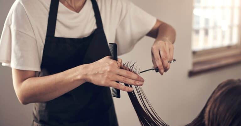Calendario lunar de abril 2026: los mejores días para cortar el cabello según las fases de la Luna