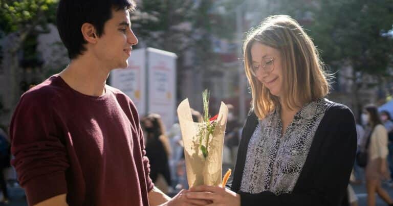 “Si quieres conservar tu rosa de Sant Jordi más días, lo primero que tenés que hacer es quitar el envoltorio”: los consejos de la floristería más antigua de España