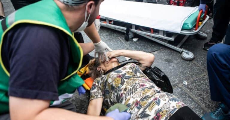 Confirmaron el procesamiento de un policía federal por empujar a una mujer de 82 años en una marcha de los jubilados