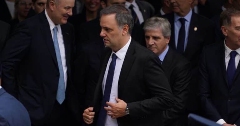 Sturzenegger tironea con Caputo y Pettovello por el ajuste en Economía y Capital Humano
