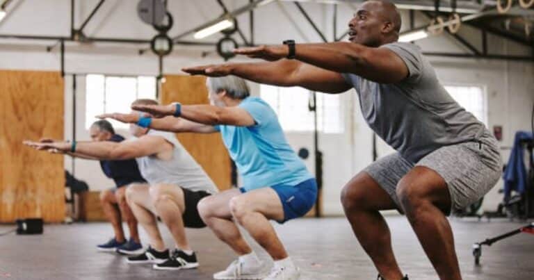 Ni caminar ni pilates: el ejercicio que recomiendan los expertos para mejorar la movilidad después de los 65 años