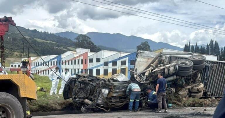 Revelan el video del momento exacto en que un camión embiste a 12 vehículos en un peaje de Colombia