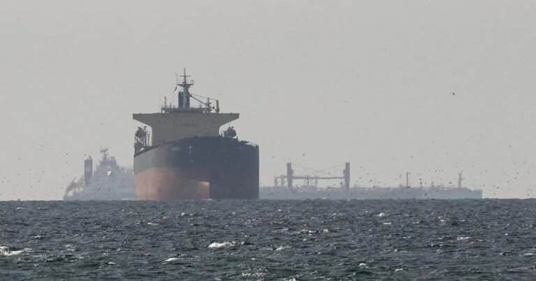 El barril de petróleo retrocede abajo de los 100 dólares en medio del bloqueo del Estrecho de Ormuz