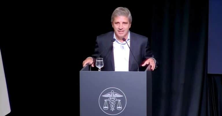 «Me dan ganas de cagarlos a patadas en el culo»: el exabrupto de Caputo contra los economistas que piden devaluar