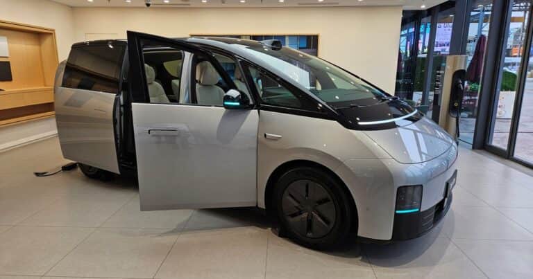 El coche del futuro por dentro: qué se siente viajar en la ruta con un auto chino autónomo