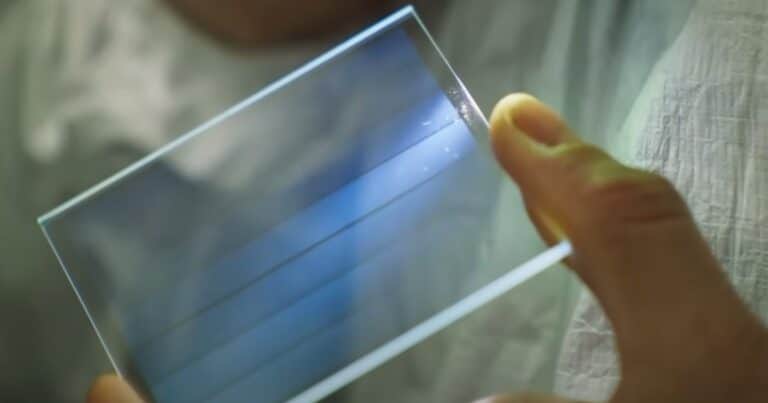 Lo que parecía imposible ya existe: crean un cristal capaz de conservar información durante 10.000 años