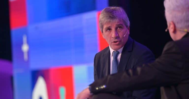 Por más que ya ceda la inflación y el Gobierno se muestre optimista, el partido se juega hasta el minuto 90