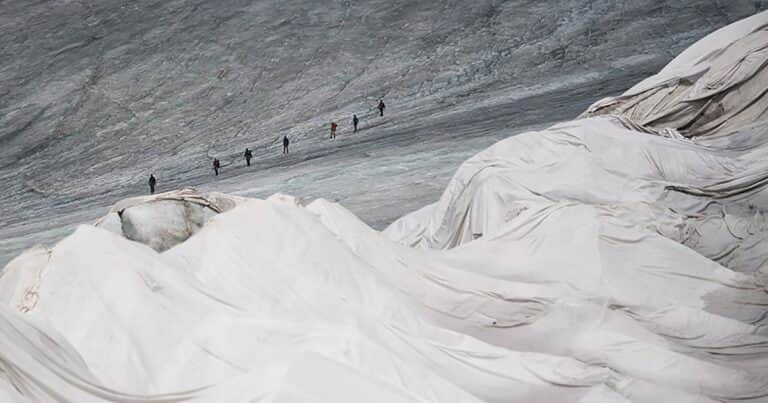 Perforaron 10 metros de hielo alpino y encontraron 2.000 años de historia atrapados en un glaciar
