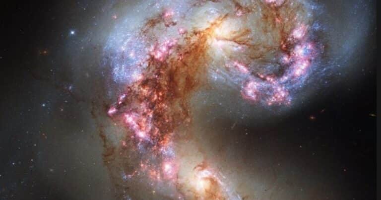 Un choque de galaxias provocó un estallido cósmico que desconcertó a los científicos