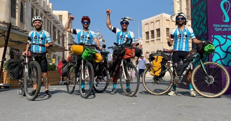 De Córdoba a Estados Unidos en 46 días: comienza la travesía de los cuatro argentinos que van al mundial en bicicleta