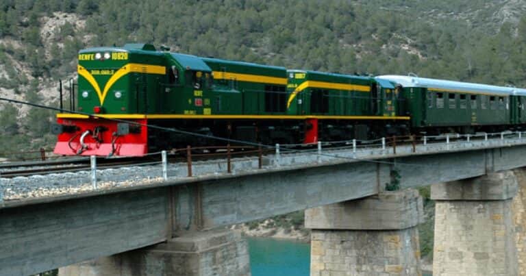 Vuelve el tren histórico que recorre los desfiladeros, lagos y montañas: 89 kilómetros de belleza