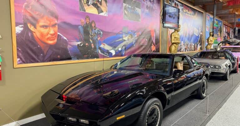 Un auto réplica del «Auto Fantástico» fue multado por exceso de velocidad a pesar que está en un museo