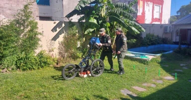 Misterio en Coghlan: por una «anomalía», vuelven a excavar en el jardín donde hallaron los restos de Diego Fernández Lima